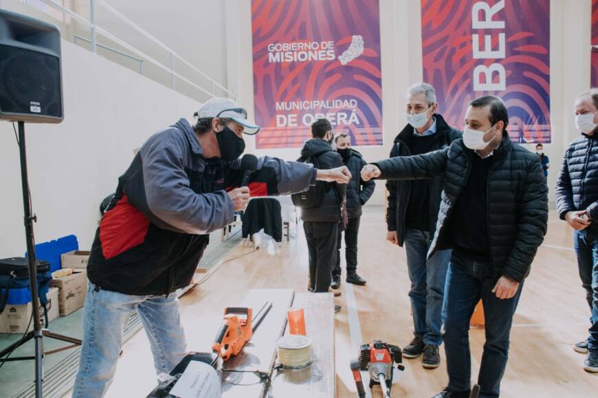 Realizaron una nueva entrega del programa Banco de Maquinarias y Herramientas a ocho emprendedores obereños