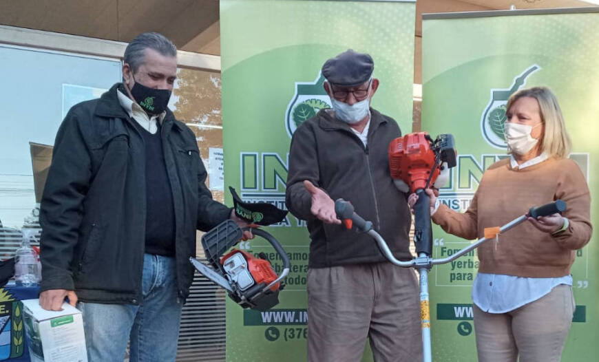 Sigue la entrega de herramientas a productores yerbateros