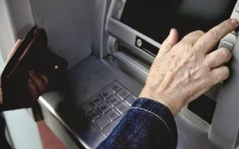 Alem: intentó ayudar a una anciana en un cajero automático y lo acusaron de "robo"