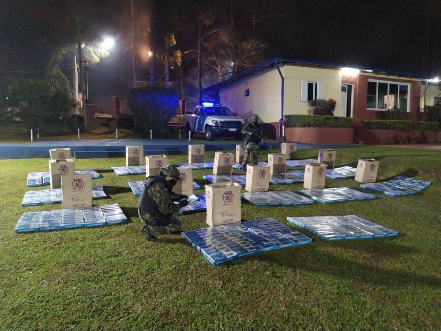 Misiones: en dos procedimientos, secuestraron cigarrillos y mercadería valuados en más de $5 millones 1 2 - Cargamento de mercaderia 2 1 - 1