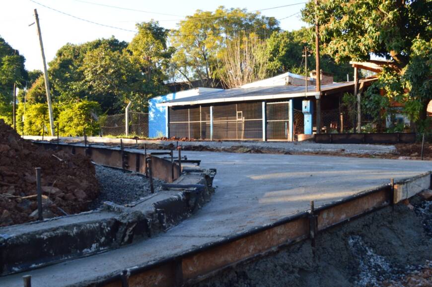 Municipales construyen cordones cunetas y badenes en el barrio 1° de Mayo de Posadas