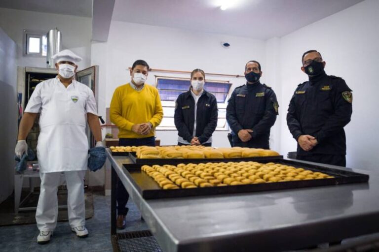La panadería solidaria policial tuvo su primera producción