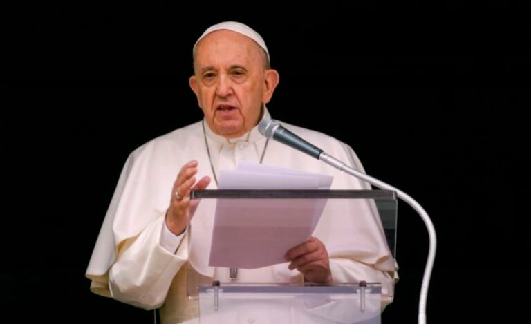 Afirman que el papa Francisco "reaccionó bien" a la operación en el colon