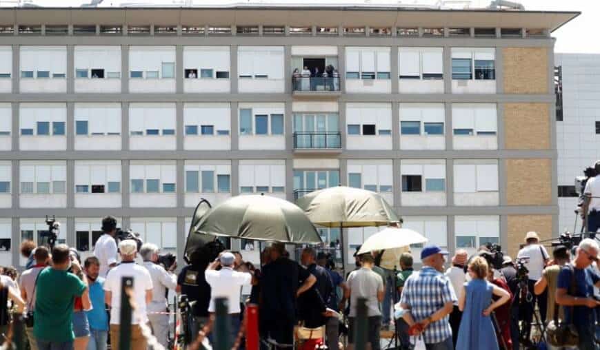 El papa Francisco rezó el Ángelus desde el balcón del hospital donde está ingresado: “Gracias a todos, sentí sus oraciones”