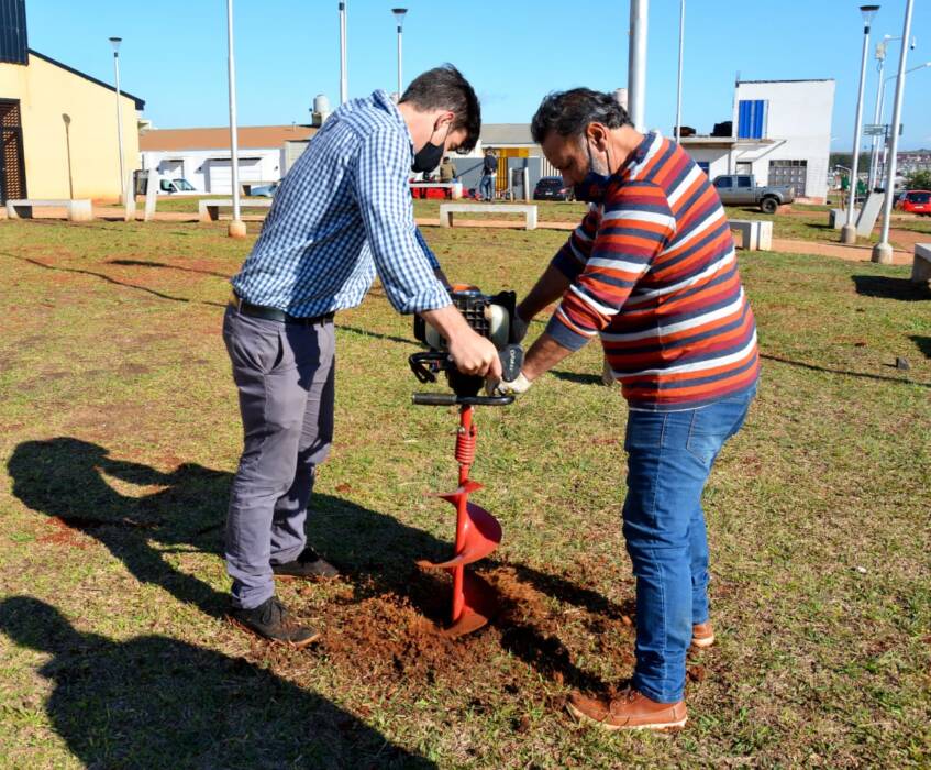 Posadas: El Municipio y la Asociación de Marketing plantaron árboles en Itaembé Guazú 1 2 - Plantacion 1 - 1
