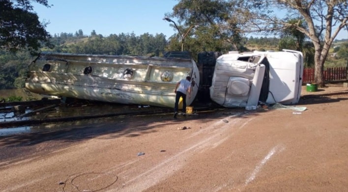 El Soberbio: un camión cisterna volcó a orillas del río Uruguay