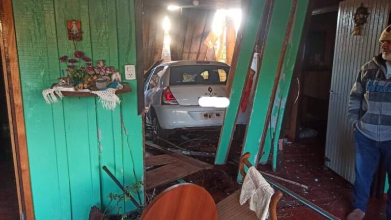 Iguazú: perdió el control de su vehículo y terminó dentro de una vivienda familiar