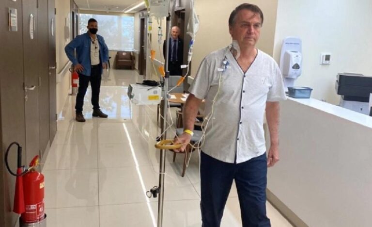 Bolsonaro publicó una foto caminando por el hospital: "En breve, de vuelta al campo"