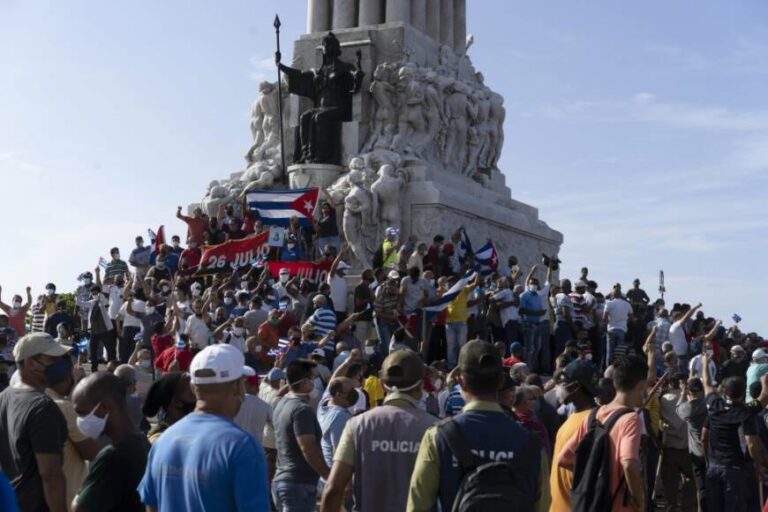 Cuba, jaqueada por las primeras protestas populares en 27 años
