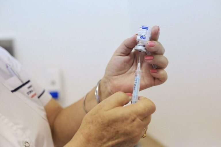 Coronavirus: vacunan a universitarios de la UNaM y la UNAU