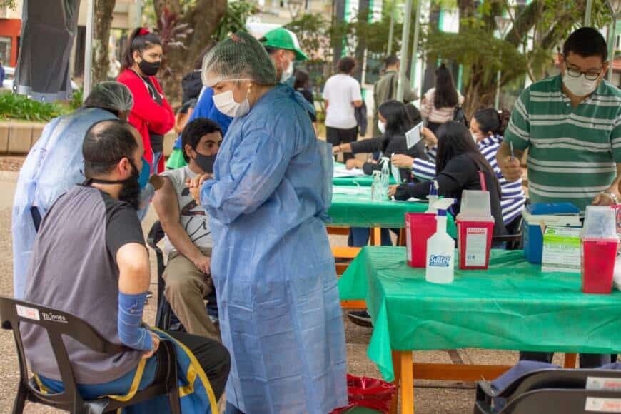 Se aplicaron más de mil vacunas contra el Covid-19 en plazas céntricas de Posadas 1 2 - vacunacion Covid 19 2 - 1