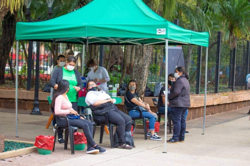 Se aplicaron más de mil vacunas contra el Covid-19 en plazas céntricas de Posadas 4 8 - vacunacion Covid 19 6 - 7