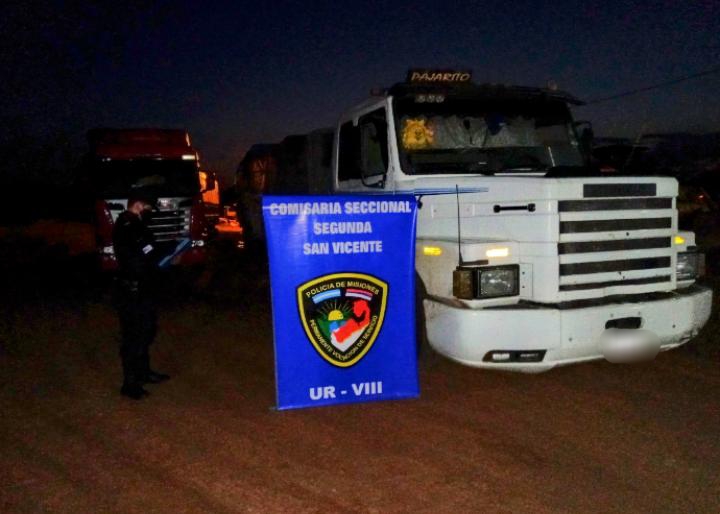 Policías retuvieron dos camiones  con maíz sin aval fiscal en un control vial en San Vicente