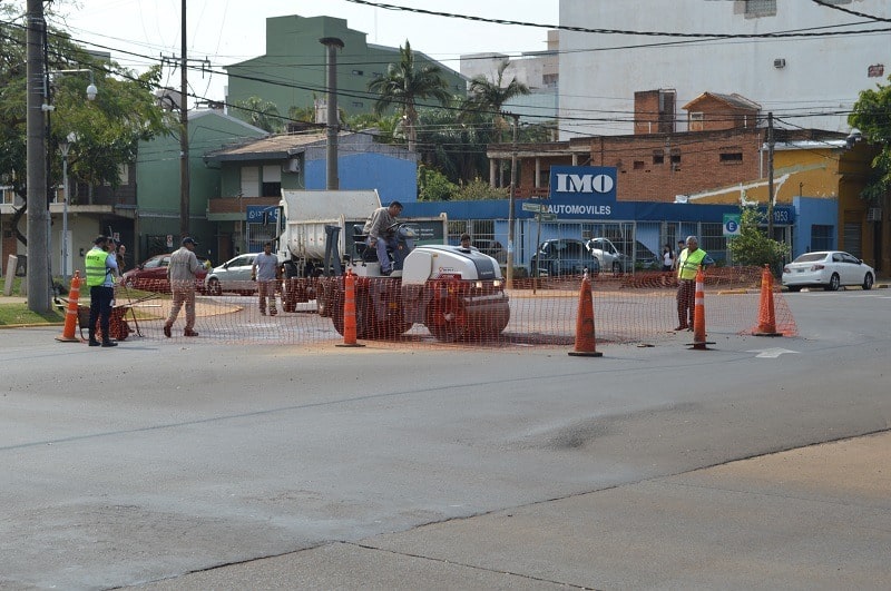 Municipales posadeños ejecutaron obras para mejorar la circulación del tránsito sobre la avenida Corrientes