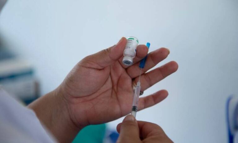 Combinación de vacunas: por terminación de DNI, comenzó la inmunización al grupo de 18 a 24