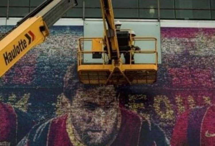Así quitaron la gigantografía de Messi del estadio Camp Nou de Barcelona