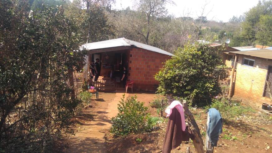 Hallaron muerto a un hombre en su vivienda de Montecarlo e investigan las causas: detuvieron a una mujer