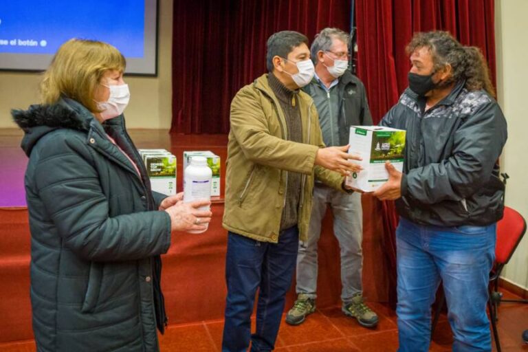 Capacitaron y entregaron fertilizantes e insecticidas orgánicos a productores de Aristóbulo del Valle