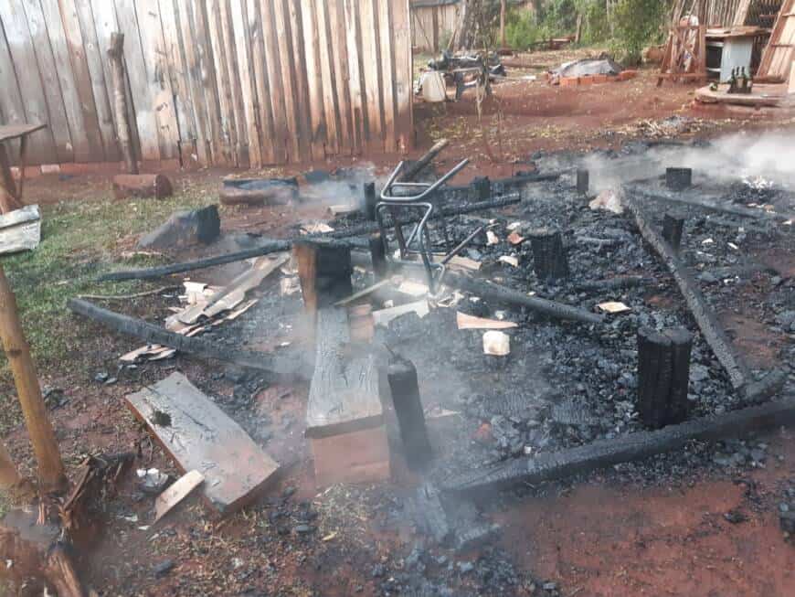 Puerto Iguazú: incendio consumió por completo una vivienda en el barrio Unidos 1 2 - INCENDIO 1 - 1