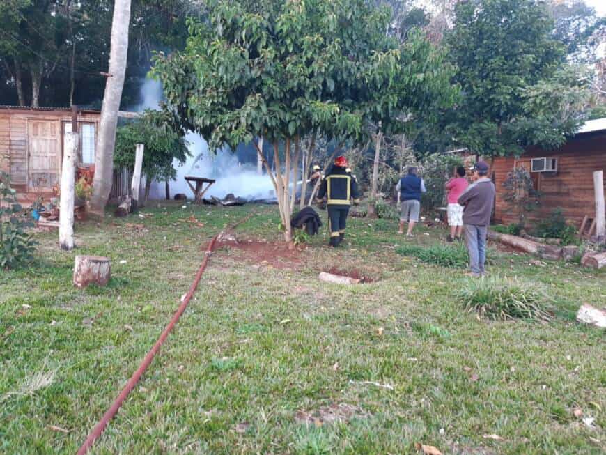 Puerto Iguazú: incendio consumió por completo una vivienda en el barrio Unidos 2 4 - INCENDIO 3 - 3