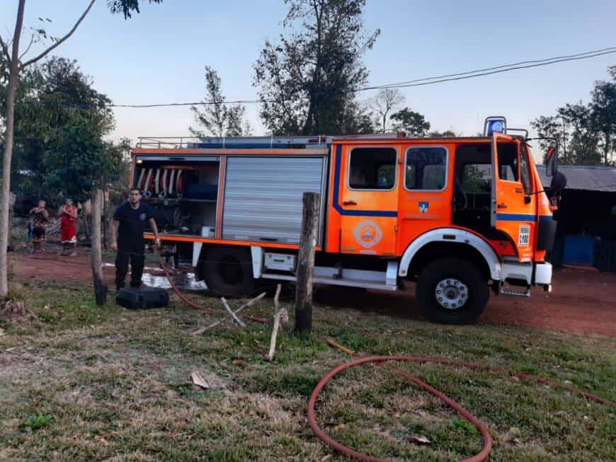 Puerto Iguazú: incendio consumió por completo una vivienda en el barrio Unidos 3 6 - INCENDIO 4 - 5