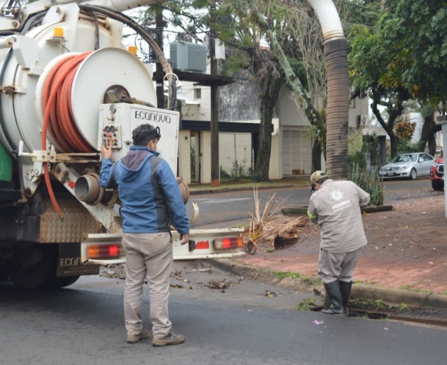Refuerzan la limpieza de las bocas de tormenta y desagües en Posadas
