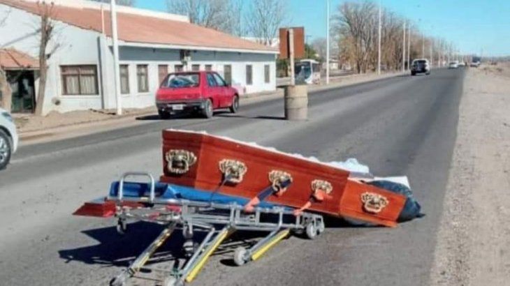 Neuquén: un coche fúnebre perdió el cuerpo con el ataúd en medio de una ruta