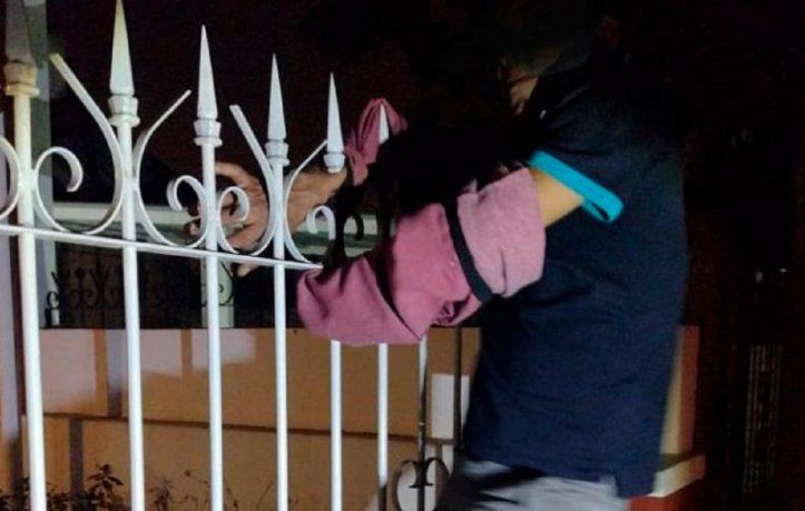 Córdoba: quiso ingresar a una casa para robar pero quedó clavado en las rejas