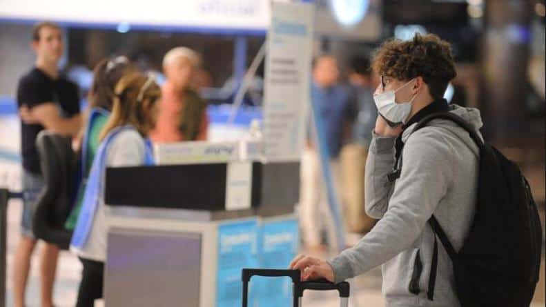 Nación analiza flexibilizar ingresos del extranjero para los vacunados con dos dosis