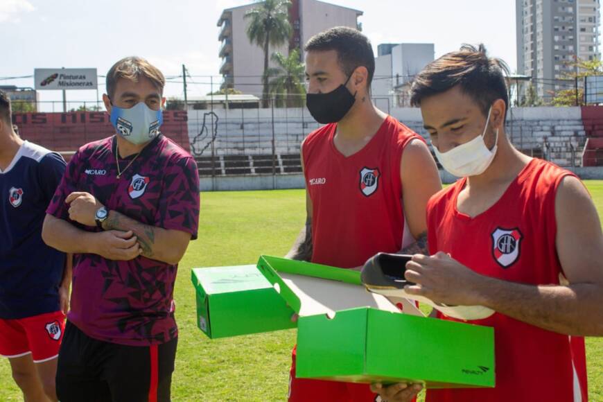Meza y Mazal entregaron botines a jugadores de Guaraní Antonio Franco 2 4 - jugadores2 - 3