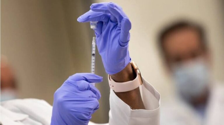 EEUU cree que es inevitable la aplicación de una tercera dosis de la vacuna contra el coronavirus