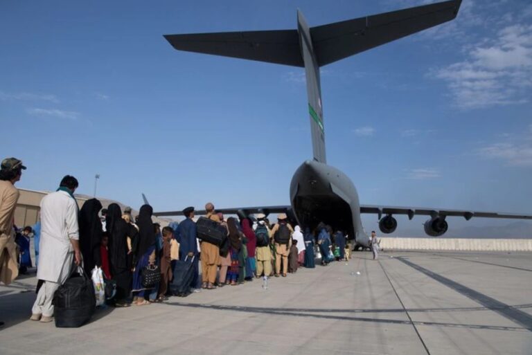 Confirmaron que el último vuelo de evacuación de EEUU ya dejó Afganistán