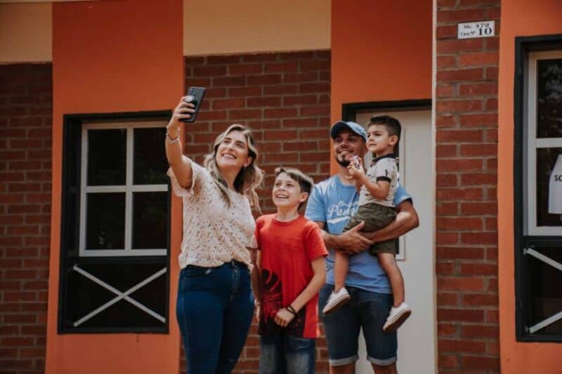 Herrera Ahuad: "Vamos a dar la garantía para que se pueda abrir el puente Posadas- Encarnación" 2 4 - 5 Entrega de 21 viviendas en el Barrio Las Lenas - 3