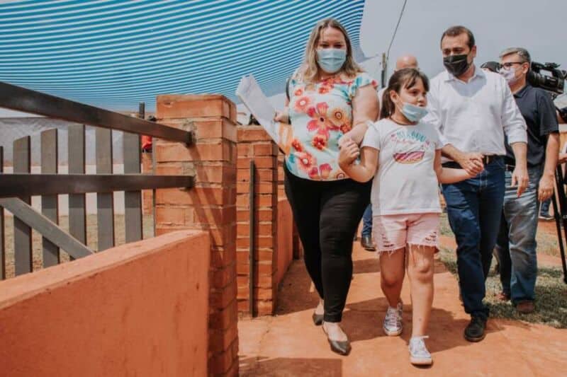 Herrera Ahuad: "Vamos a dar la garantía para que se pueda abrir el puente Posadas- Encarnación" 1 2 - 6 Entrega de 21 viviendas en el Barrio Las Lenas - 1