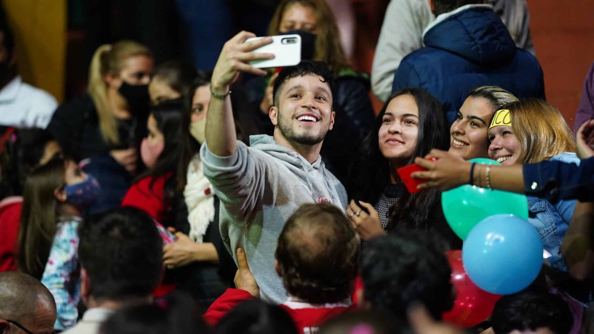 Multitudinario recibimiento en Apóstoles al finalista de La Voz Argentina, Nico Olmedo