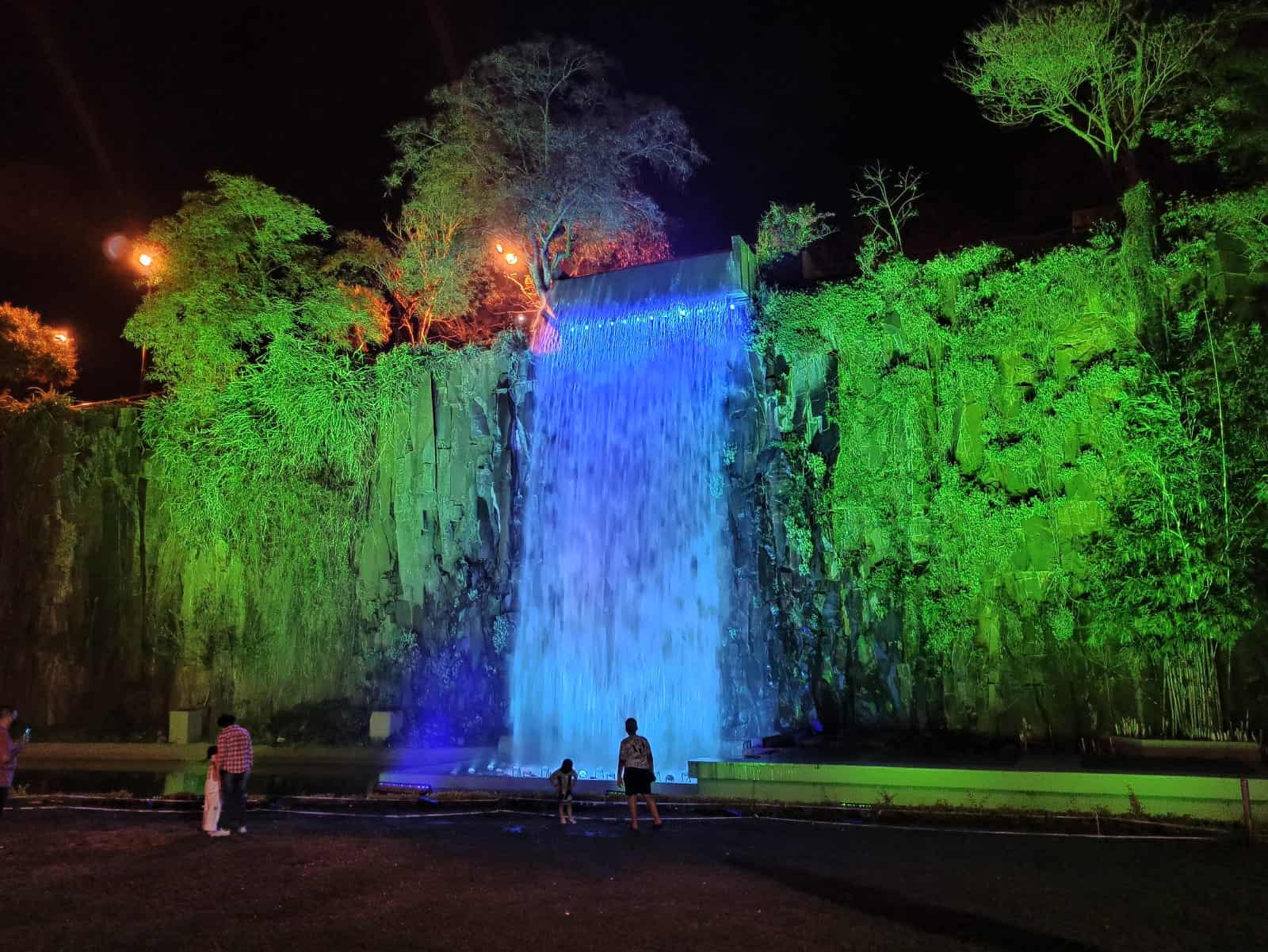 Embellecen con luces de colores LED la cascada de la costanera posadeña
