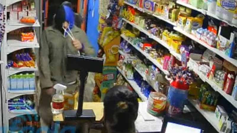 “Disculpe, es que andamos mal señora”: la excusa de un ladrón mientras robaba una despensa