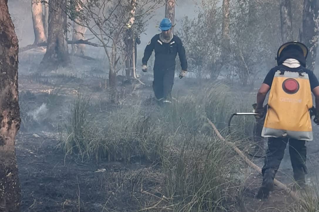 Iguazú: bomberos continúan trabajando para sofocar un foco de incendio en la aldea Mbororé