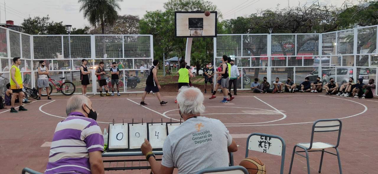 Organizan torneos relámpago de vóley y básquet para celebrar el Mes de la Juventud en Posadas
