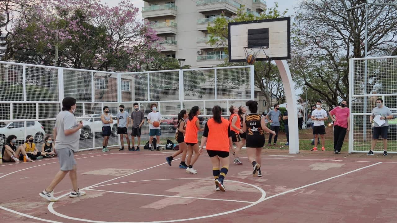 Organizan torneos relámpago de vóley y básquet para celebrar el Mes de la Juventud en Posadas
