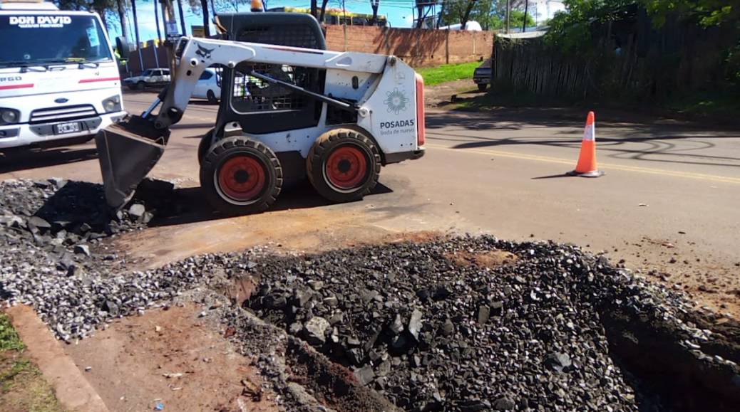 Realizan trabajos de reparación de calzada sobre la avenida Cocomarola de Posadas