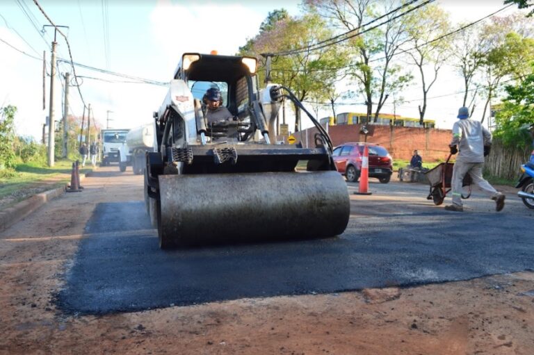 Realizan trabajos de reparación de calzada sobre la avenida Cocomarola de Posadas