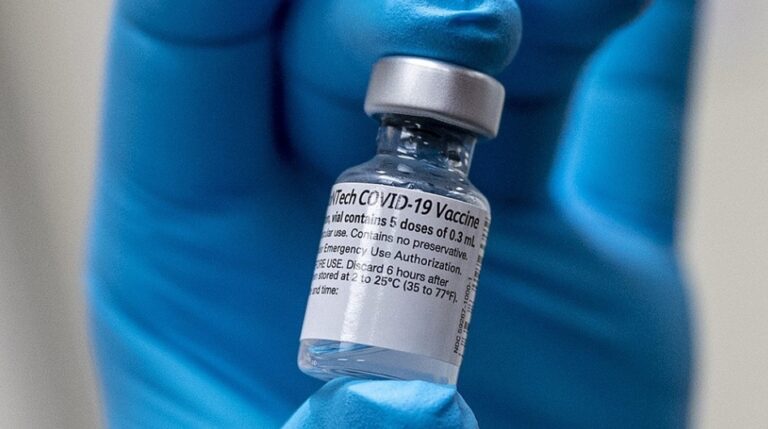 El primer lote de vacunas Pfizer llegará este miércoles a la Argentina