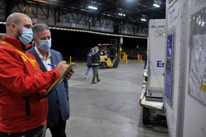 Argentina recibió más de 800 mil dosis de AstraZeneca y se acerca a las 70 millones de vacunas