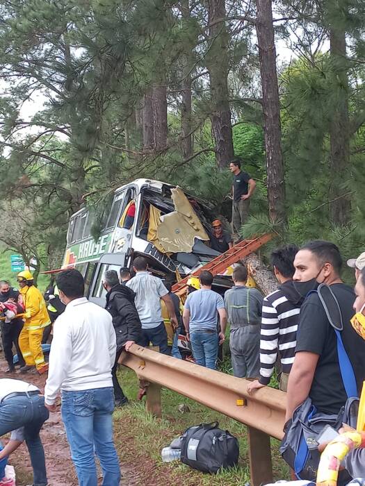 Un fallecido y varios heridos tras el choque y despiste de un colectivo en Gobernador Roca
