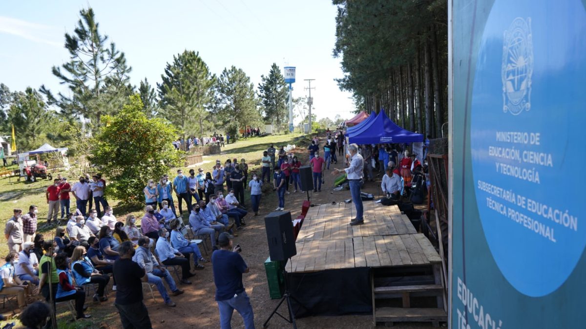 Guaraní: comenzó la fiesta provincial "Expo Agro Educativa" en el IEA N° 13 1 2 - expo agro fotos 2 2 - 1