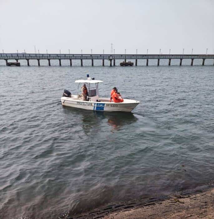Costanera de Posadas: rescataron a un joven que cayó accidentalmente al río Paraná 1 2 - foto pna - 1
