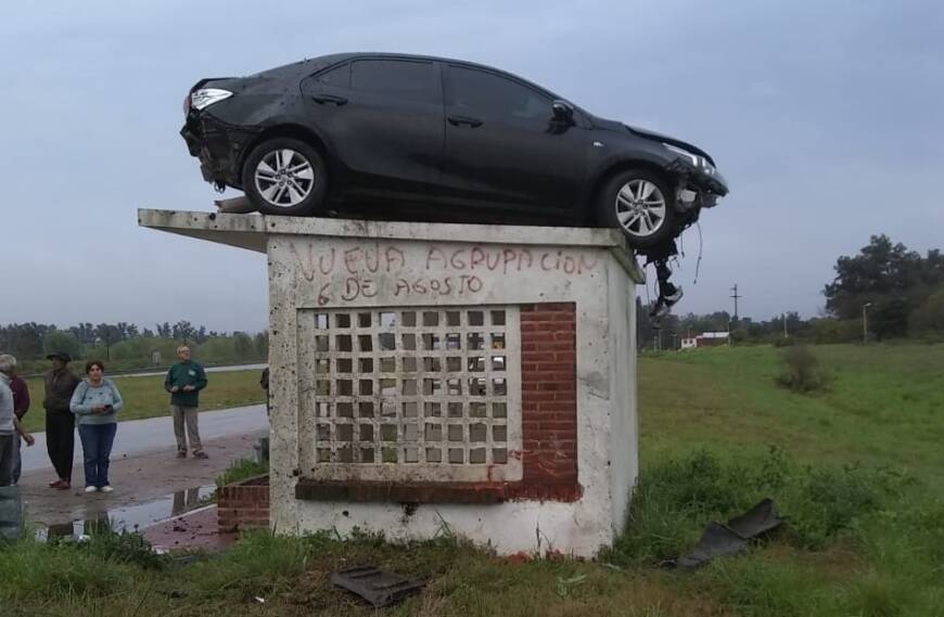 Insólito accidente Entre Ríos: chocó y terminó arriba de una parada de colectivo