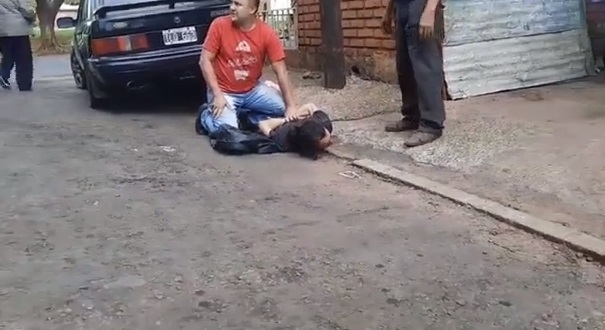 Vecinos atraparon a un presunto ladrón