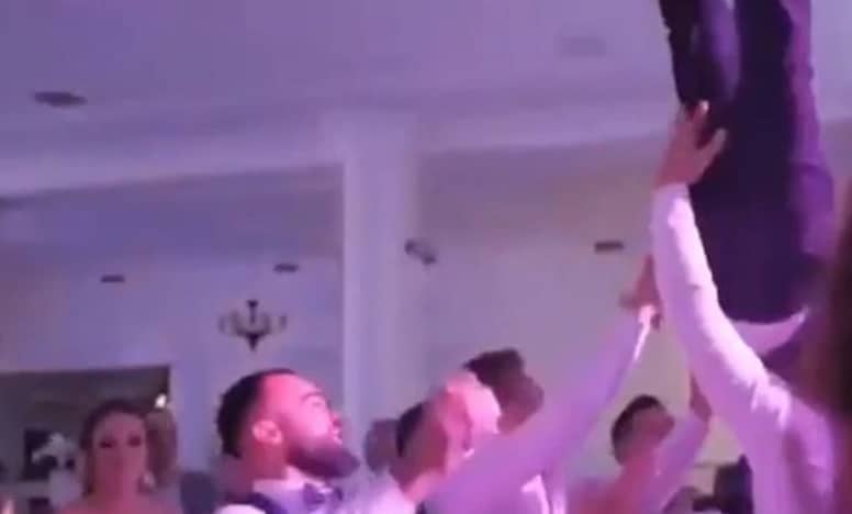 Sus amigos lo lanzaron al aire en su casamiento, cayó al piso y ahora no puede caminar